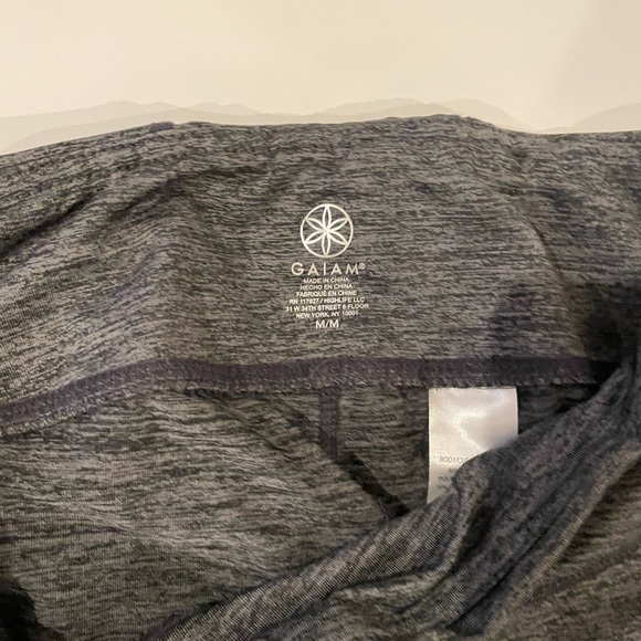 Gaiam Prism Mandala Print Gray Pink Yoga Capri Leggings Size Med - Picture 4 of 5